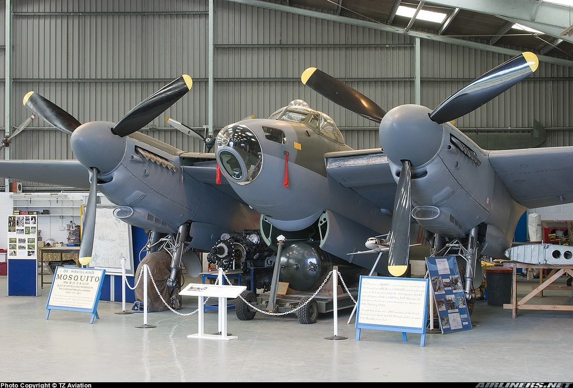 De Havilland DH.98 Mosquito TT.35 con número de Serie TA634 conservado en el Havilland Aircraft Heritage Centre de London Colney en Hertfordshire, Inglaterra