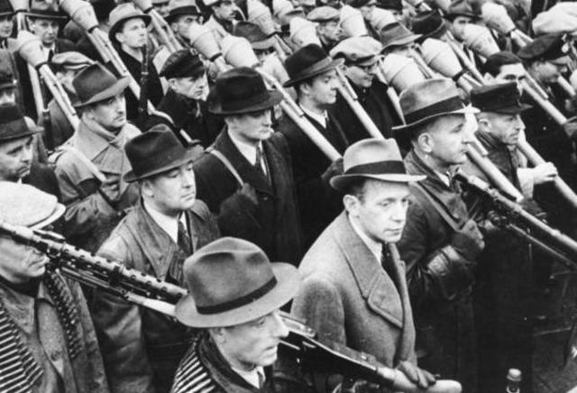 Miembros de la Volkssturm marchando, noviembre de 1944