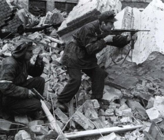 Soldados de la compañía Anna, Batallón Gustav, luchando en las ruinas alrededor de la calle Krowleska