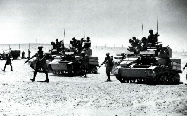 Tanques ligeros del 1er RTR junto con infantería de la 4ª Division India durante la Operación Compass