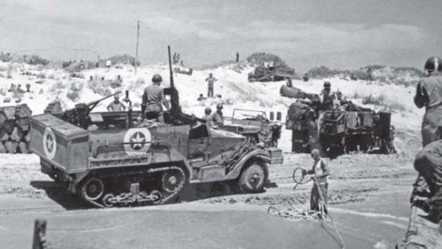 Unidades de la 2ª División Blindada de EE.UU. desembarcando en Gela. En primer plano un semioruga M2 del 67º Regimiento