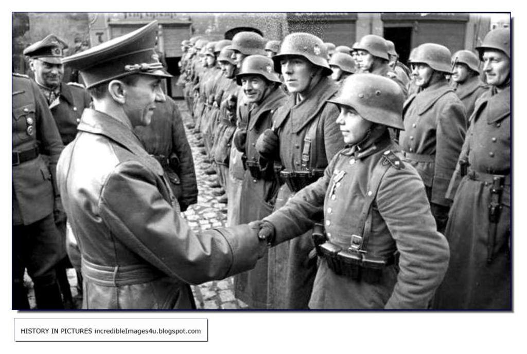 Joseph Goebbels saludando a miembros del Volksturm