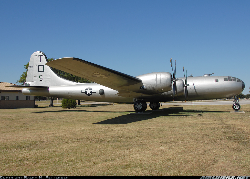 Boeing B-29 Nº de Serie 44-62220 Joltin Josie conservado en el USAF History and Traditions Museum de la Base Aérea de Lackland en San Antonio, Texas