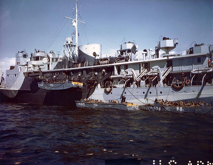 El HMS Prince Baudouin lanzando tres lanchas de desembarco LCA, llenas de soldados estadounidenses, durante los últimos ejercicios anfibios de cara a la invasión de Francia