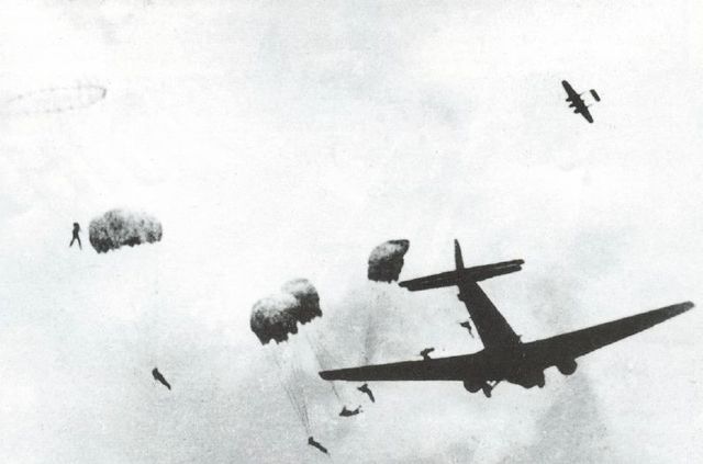 La Luftwaffe lanza tropas aerotransportadas, Fallschirmjägers, sobre Rotterdam, Holanda, el 10 de mayo de 1940