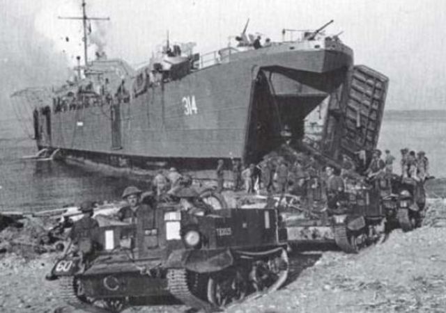 Bren Carriers de la 46ª División Británica desembarcando de una LST en Uncle Red Beach