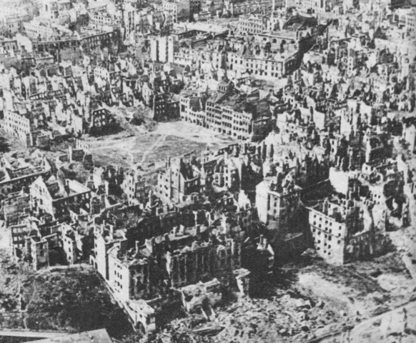 Ruinas de Varsovia en enero de 1945. El resto de lo que quedó en pié de la ciudad fue arrasado por los alemanes antes de la llegada de las tropas soviéticas