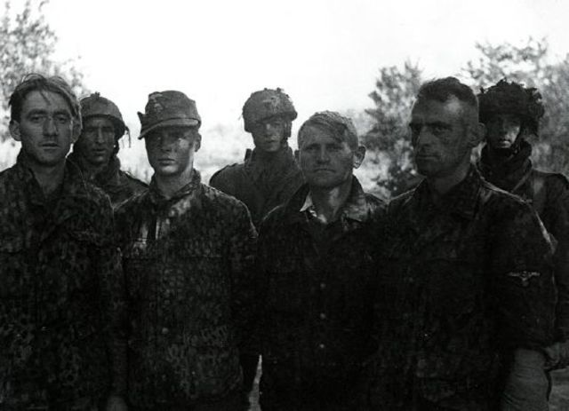 Soldados de la Waffen SS capturados por paracaidistas británicos en Arnhem. Septiembre 1944