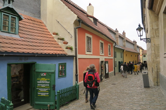 La bella Praga - Blogs of Czech Republic - Castillo, puente de carlos, calle más estrecha, muro john lennon y compras (3)