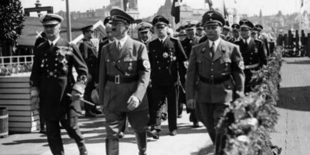 Hitler y Miklos Horthy caminan por un puente durante la visita de Horthy a Hamburgo en el 50 aniversario de Hitler