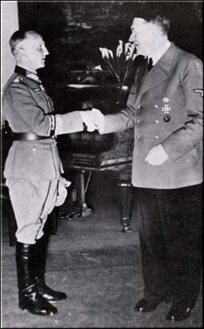 Hitler entrega la Cruz de Caballero con hojas de roble a Manteuffel