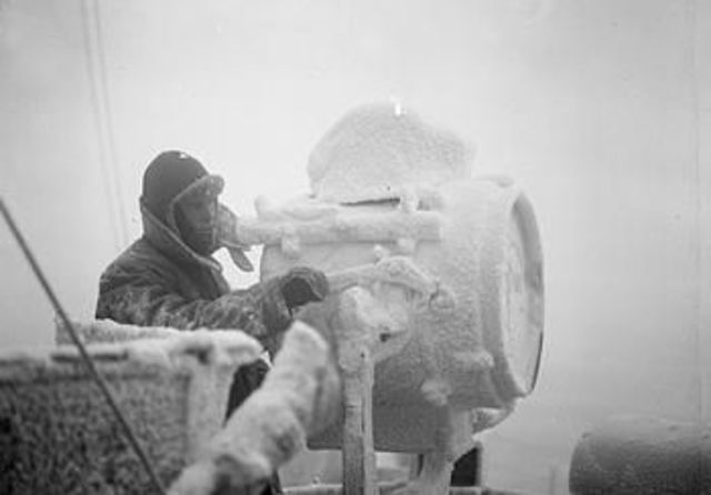 Proyector de señal de 20 pulgadas helado del Crucero HMS Sheffield mientras escolta un convoy en el Ártico, con dirección a la URSS