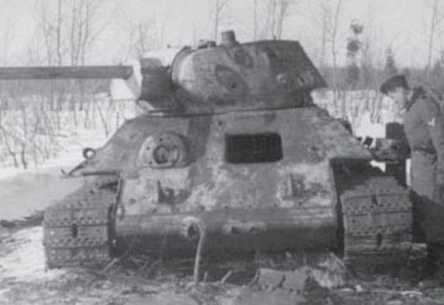 T-34 puesto fuera de combate por una mina antitanque Teller