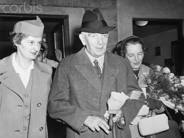 Von Neurath con su hija  Winifred tras salir de la prisión de Spandau, noviembre 1954