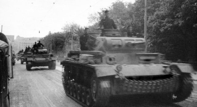 Columna de Panzer III atravesando una ciudad de Bielorrusia durante los primeros compases de la Operación Barbarroja. Junio de 1941