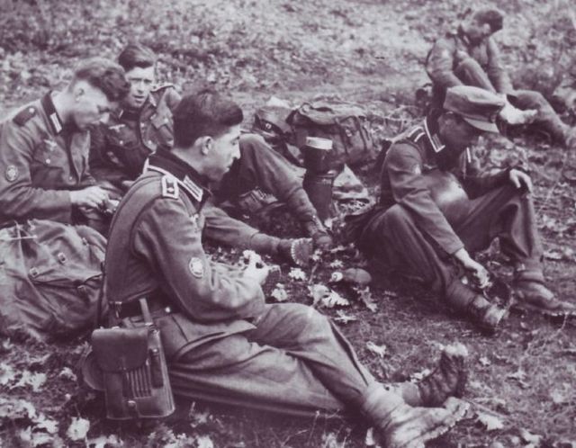 Gebirgsjägers tomando un descanso durante el avance en la Unión Soviética. Verano de 1941