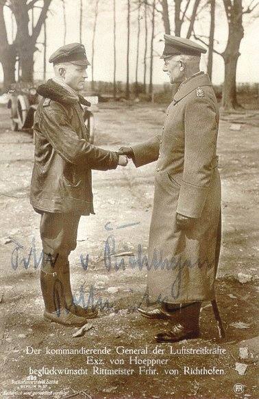 Manfred von Richthofen, el barón rojo, felicitado por el Comandante de la Luftstreitkräfte alemana, Ernst von Hoeppner