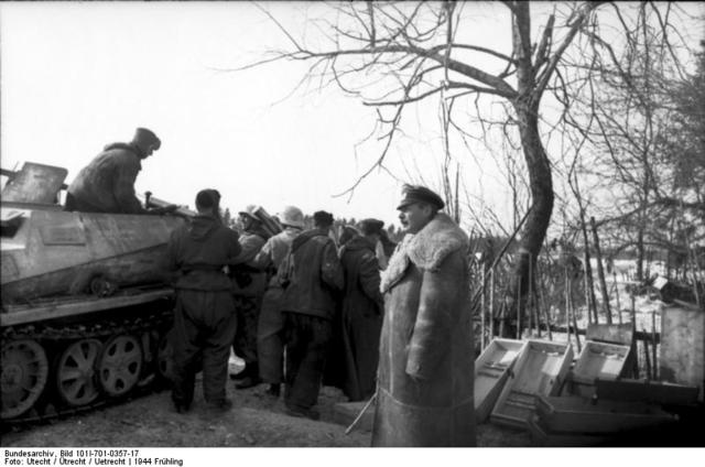 Von Strachwitz junto a sus tropas en Narva. Abril de 1944