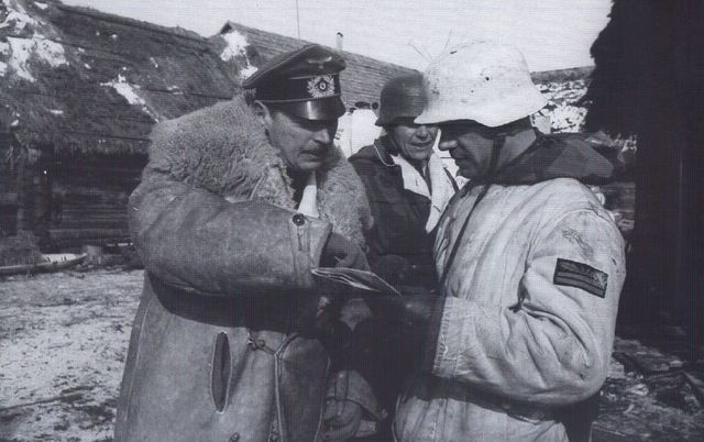 Von Strachwitz en Narva, conferenciando sobre las operaciones venideras con un oficial de su Kampfgruppe