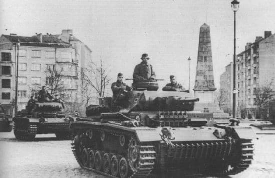 Panzers III Ausf F en la una ciudad de Yugoslavia durante la invasión de los Balcanes. Abril de 1941