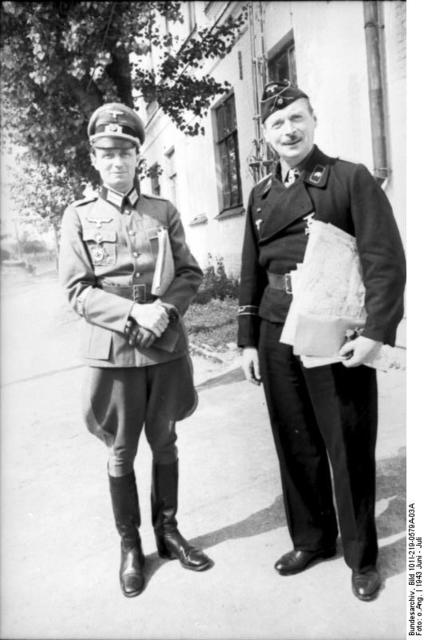 El coronel Hyazinth Graf Strachwitz von Gross-Zauche, a la derecha, comandante del regimiento blindado Großdeutschland. Unión Soviética, junio de 1943
