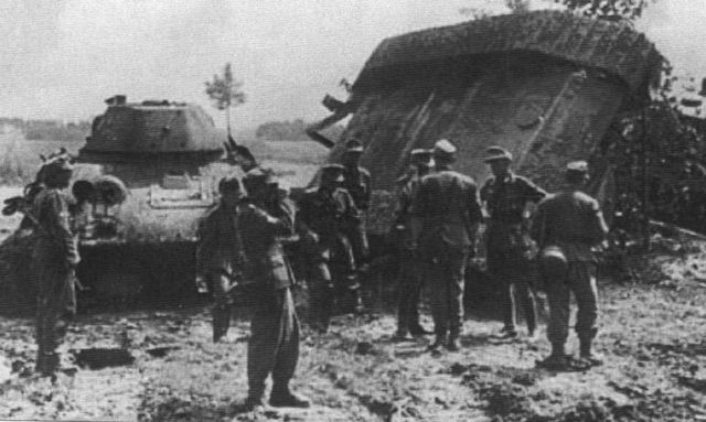 Gebirgsjägers junto a los T-34 soviéticos puestos fuera de combate. Verano de 1942